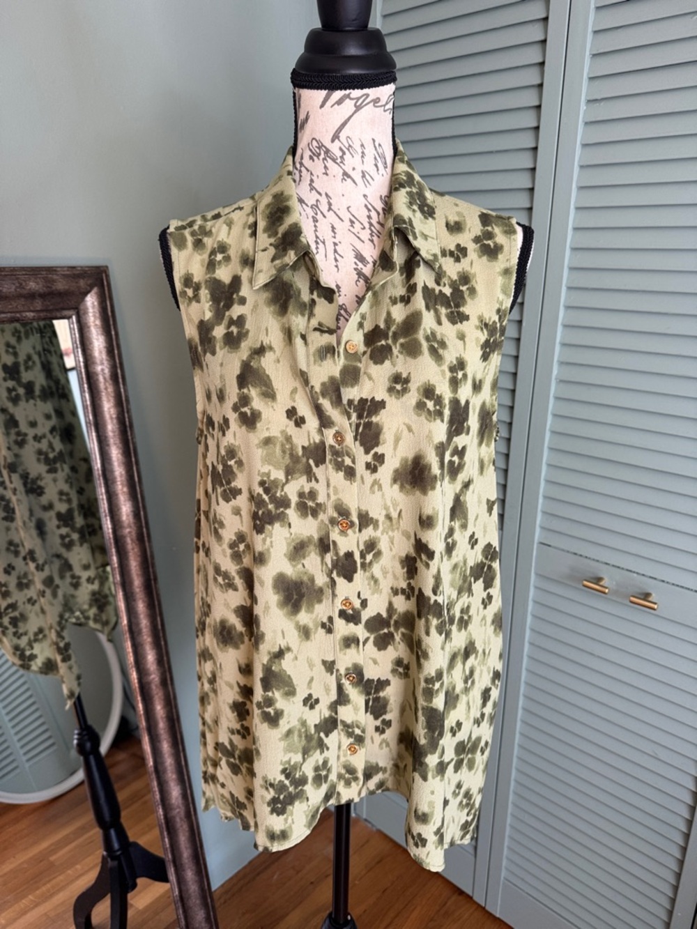 Michael Kors Olive Floral Sleeveless Button-Front Blouse